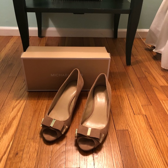 Michael Kors Beige Open Toe Bow Wedge Suede - Picture 2 of 8